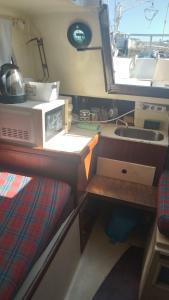 Una pequeña cocina con fregadero y microondas. en Lisboa Barcos Belém, en Lisboa