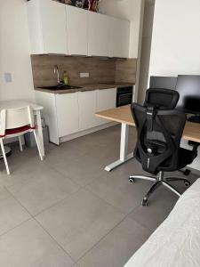 una cucina con tavolo, 2 sedie e un tavolo di Cloche d'or studio sleeps 2 a Lussemburgo Altre 2 foto