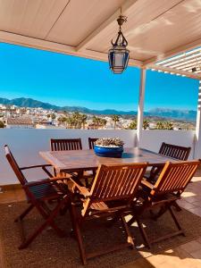 阿尔豪林格朗德Beautiful penthouse with spectacular views.的美景庭院里的木桌和椅子