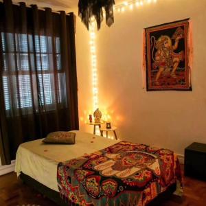 Un dormitorio con una cama con una alfombra. en hspedagemfuncional, en Porto Alegre