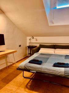 阿尔豪林格朗德Beautiful penthouse with spectacular views.的一间卧室，配有一张床和一张带电脑的书桌