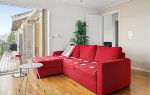 un divano rosso in un soggiorno con finestra di 4 Bedroom Nice Home In Jørpeland a Jørpeland