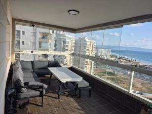 ein Wohnzimmer mit Sofa und Tisch in der Unterkunft נוף על הים in Akkon + 4 Fotos