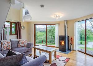 ein Wohnzimmer mit Couch und Kamin in der Unterkunft Slate House Lodges in Llandinam