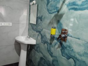 Ένα μπάνιο στο Atharva Suites LLP - Surya Service Apartment +13 φωτογραφίες