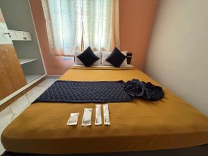 Ένα ή περισσότερα κρεβάτια σε δωμάτιο στο Atharva Suites LLP - Surya Service Apartment