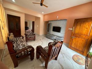 Μια τηλεόραση ή/και κέντρο ψυχαγωγίας στο Atharva Suites LLP - Surya Service Apartment