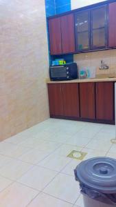 a room with a kitchen with a blue toilet on the floor at منازل سمو in Buraydah +8 photos