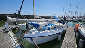 un barco está atracado en un muelle con otros barcos en Lisbon Romantic Boat Expo, en Lisboa