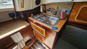 una cocina con fregadero en una cabaña en Lisbon Romantic Boat Expo, en Lisboa
