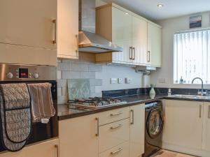 Kuchyň nebo kuchyňský kout v ubytování Poole Harbour House