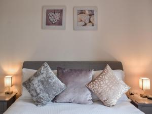 Postel nebo postele na pokoji v ubytování Poole Harbour House + 8 fotografií