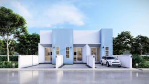 una casa blanca con un coche blanco aparcado delante en B2 Romance Resort บีสแควร์ โรแมนซ์ รีสอร์ท, en Sathani Phu Khao Lat