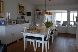 una cucina con tavolo e ciotola di frutta di B&B De Kleine Prins a Middelkerke