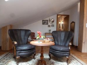 2 sillas y una mesa en la sala de estar en Palacio de Arredondo, en Gama