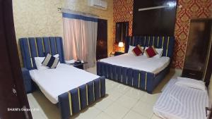 Giường trong phòng chung tại Hotel Royal Fort +29 ảnh