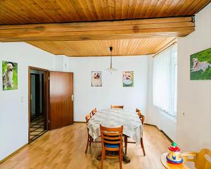 a dining room with a table and chairs at Ferienwohnung 1 mit Garten in Crailsheim