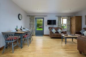 Et tv og/eller underholdning på Walnut Cottage