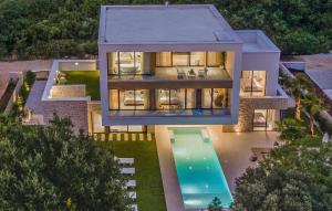 una vista aerea di una casa con piscina di Stunning Home In Pomer With Sauna a Pomer Altre 40 foto