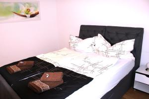 ブリークにあるBrig City Apartmentのベッド(白黒のシーツ、枕付)