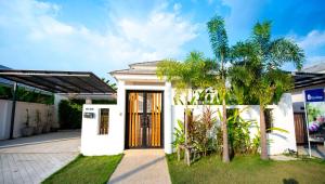 Aed väljaspool majutusasutust Bang Saray Sattahip Pool Villa