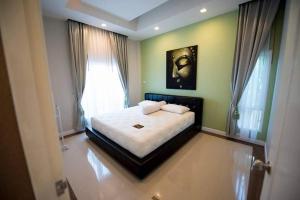 Voodi või voodid majutusasutuse Bang Saray Sattahip Pool Villa toas