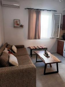 un soggiorno con un divano e un tavolino da caffè di Diane Apartments a Naxos Chora