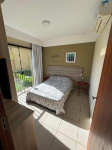 a bedroom with a bed and a window at Apartamento aldeia das águas in Barra do Piraí +6 photos