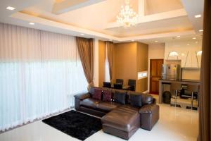 Istumisnurk majutusasutuses Bang Saray Sattahip Pool Villa