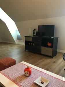 uma sala de estar com uma TV e uma mesa em hyper centre 50m Mer ty marjane em Douarnenez