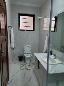 Un baño de Mysore House - Nanyuki