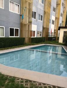 an empty swimming pool in front of a building at Doc Azenith Presidential Suite - Cebu Mactan Airport Condo - Sandria Nicole in Pajak