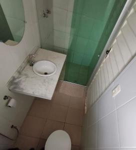 Un baño pequeño con lavabo e inodoro. en Pousada do Lago Ltda, en Conceição do Mato Dentro 9 fotos más