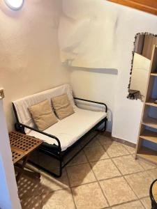 a small bench in a room with a shelf at Casa Vacanze - Maison des Poupées in Maranola