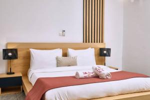 ein Schlafzimmer mit einem großen Bett und zwei Kissen darauf in der Unterkunft Villa Diniyo in San-Pédro + 48 Fotos