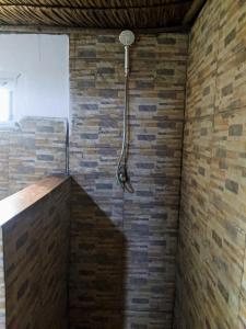 クリビにあるVilla 1200m2 de jardin "100m plage"のレンガの壁の客室で、シャワーが備わります。 +26枚の写真