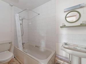 ein Badezimmer mit Waschbecken, Badewanne und Toilette in der Unterkunft Pear Tree Farm Cottages - Rchm38 in Ebberston