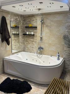 Ένα μπάνιο στο شقه مفروشه مجهزة