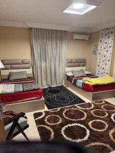 Ένα ή περισσότερα κρεβάτια σε δωμάτιο στο شقه مفروشه مجهزة