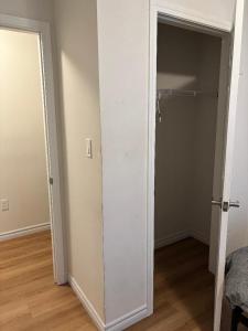 Habitación vacía con armario y puerta en Sandell Place, en Oshawa