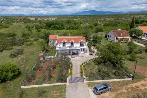 an aerial view of a house with a car in front at Apartment Viki in Lozovac