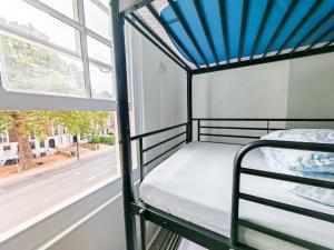Giường trong phòng chung tại Prime Backpackers Angel
