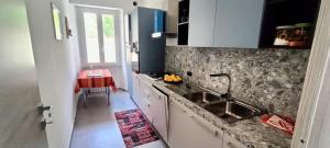 una cucina con un lavello e un piano di lavoro di Villa Ginevra ad Anzio