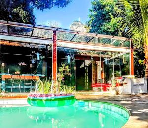 里约热内卢Casa Solar的房子前面的游泳池