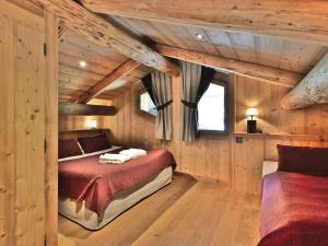 une chambre avec un lit dans une cabane en rondins dans l'établissement Luxueux 6 pièces avec sauna, hammam et jacuzzi, à 300m du centre et au pied des télécabines! - FR-1-458-95, au Grand-Bornand