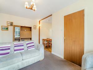 ein Wohnzimmer mit Sofa und Tisch in der Unterkunft Peartree Farm Cottages - Rchm39 in Ebberston