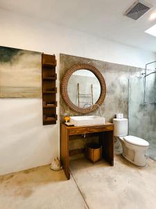 チャングーにあるVilla Novaの洗面台とトイレ付きのバスルーム +20枚の写真