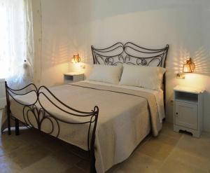 ファザーノにあるB&B Lamascoponeのベッドルーム1室(ベッド1台、テーブル2台、ランプ2つ付)
