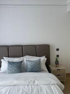 En eller flere senge i et værelse på Riara One Residency