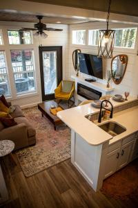 une cuisine avec un évier et un salon dans l'établissement Mt Fether - Tiny Home - Mins to DeSoto, Brow Park, à Mentone